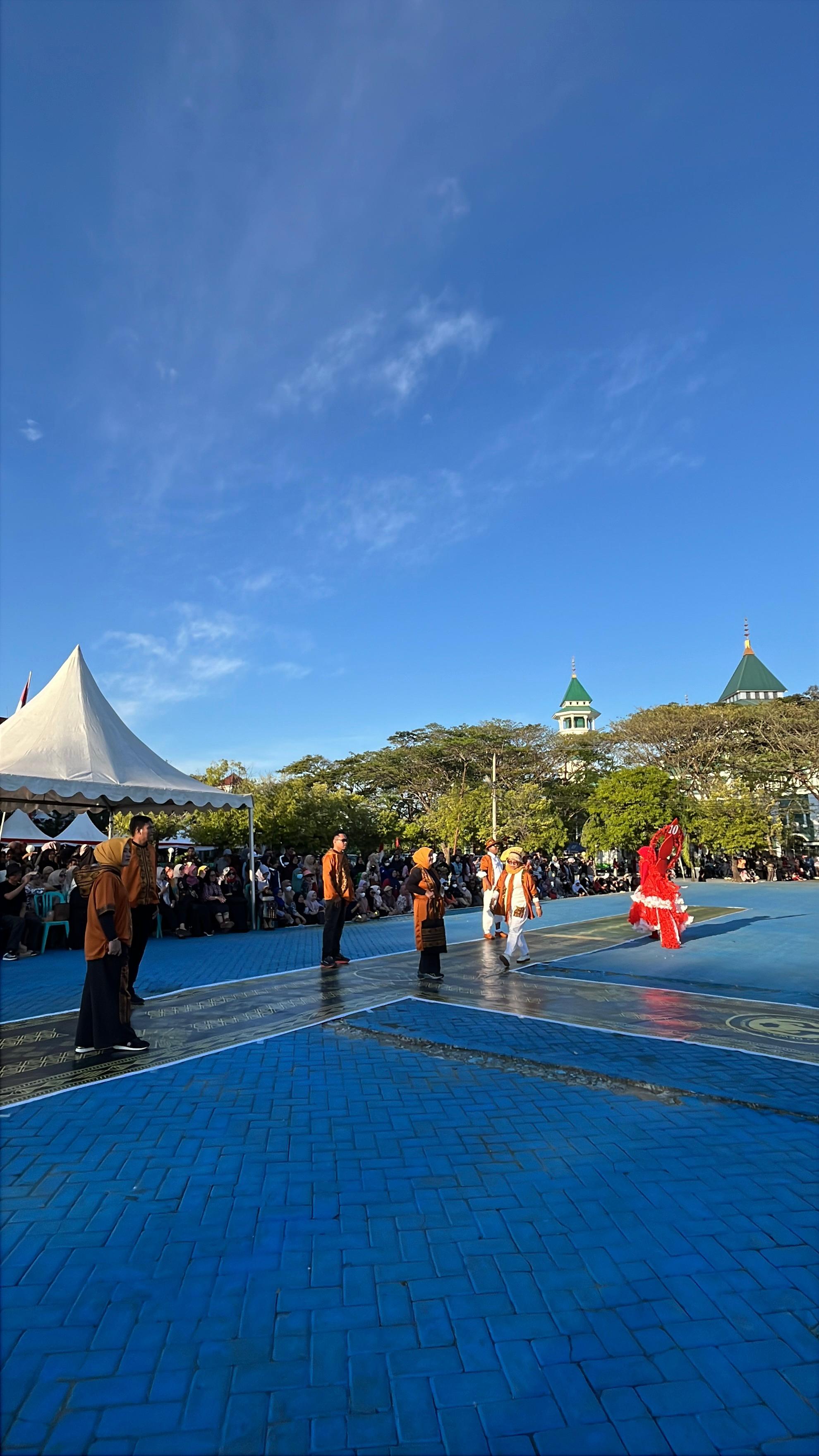 foto Dinas PMPTSP Kabupaten Pinrang Turut Meriahkan Bintang Fashion Street dalam Semarak HUT RI ke-80