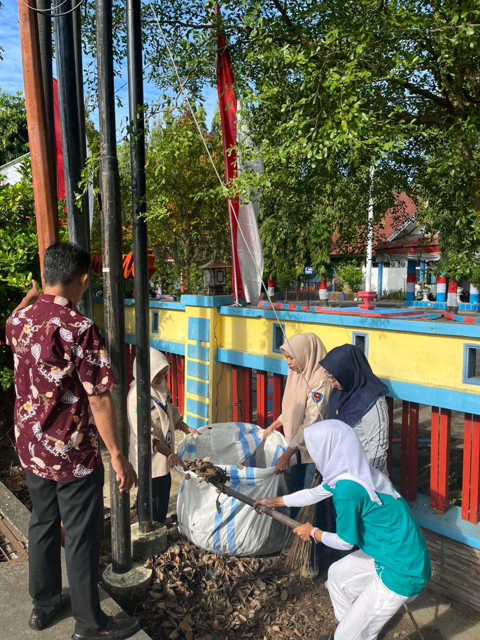 foto DPMPTSP Pinrang Gelar Aksi Jumat Bersih: Bersihkan Selokan dan Lingkungan Kantor