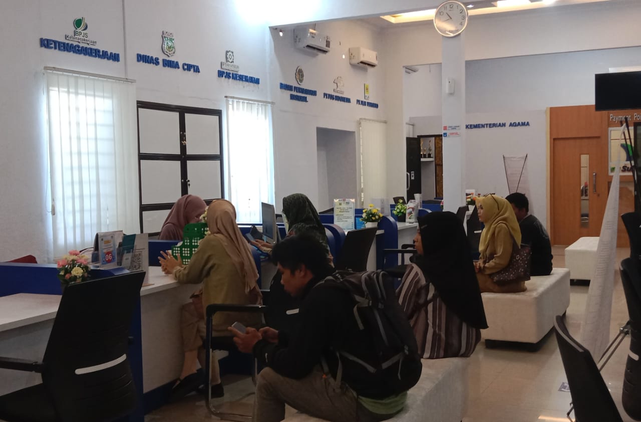 foto Ramai Pengunjung, Layanan BPJS Ketenagakerjaan di MPP Pinrang Dipadati Antrian Hari Ini