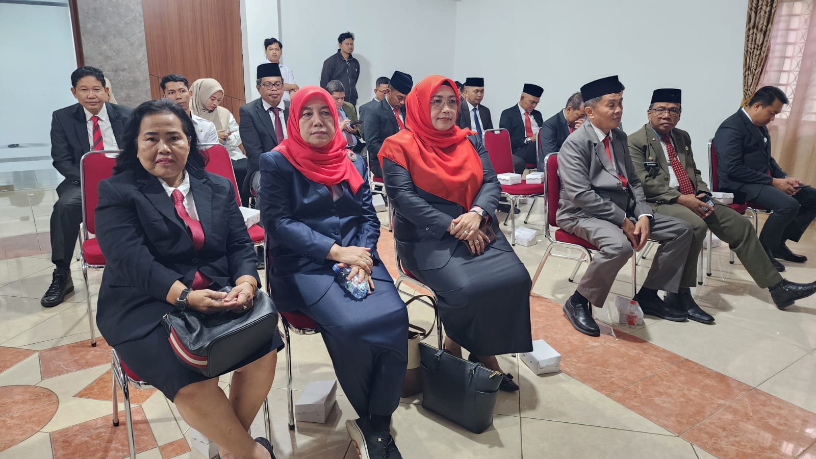 foto Kepala Dinas PMPTSP Hadiri Rapat Paripurna Persetujuan Perubahan Perda Pajak dan Retribusi Daerah