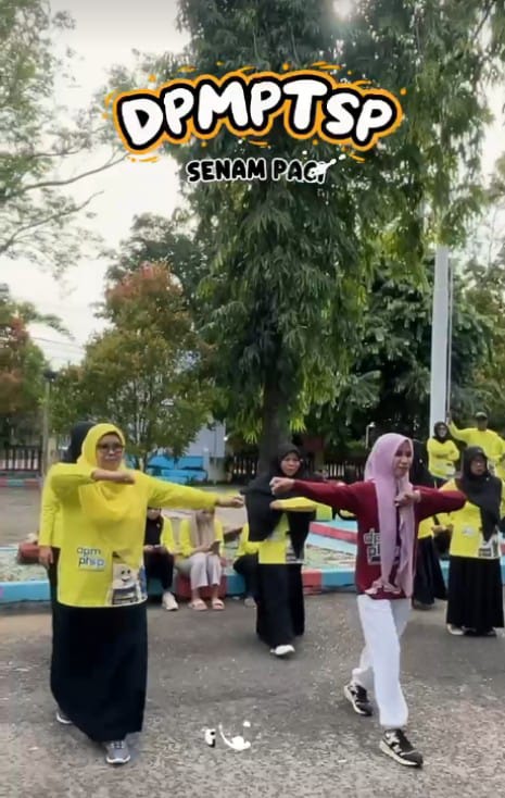 foto Senam Bersama Warnai Aktivitas Jumat Pagi di DPMPTSP Pinrang